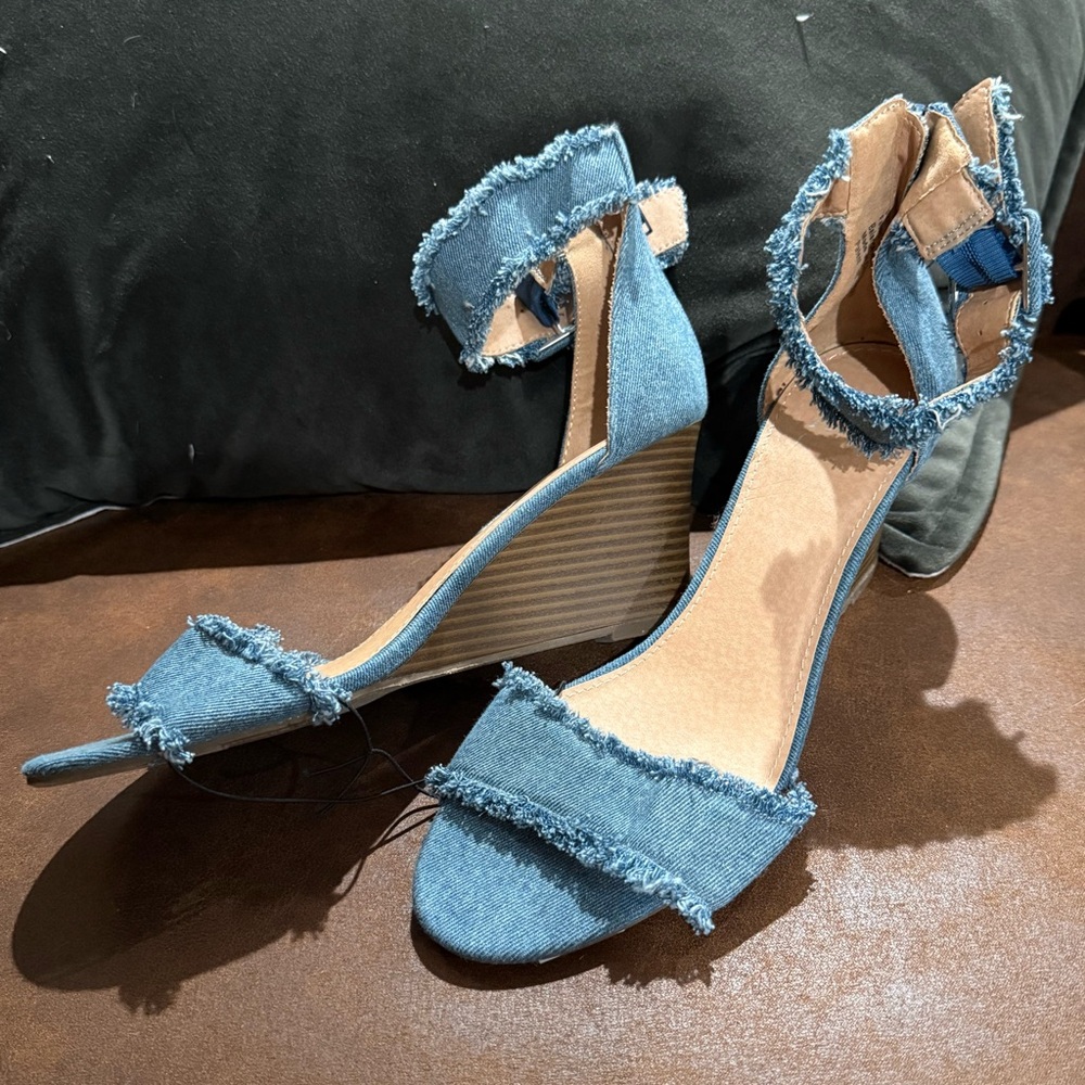 🆕 NY&Co Frayed Blue Denim Ankle-Strap Wedge Sandals - Picture 7 of 12